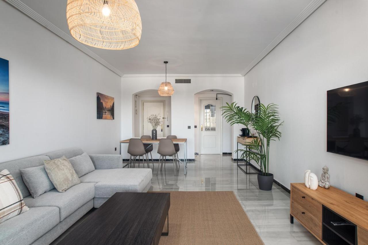 Modern Apartment - 2 Bedrooms, Beachside - Puerto Banus Marbella Bagian luar foto