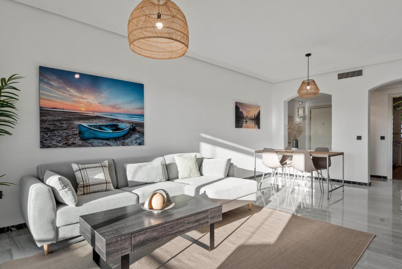 Modern Apartment - 2 Bedrooms, Beachside - Puerto Banus Marbella Bagian luar foto