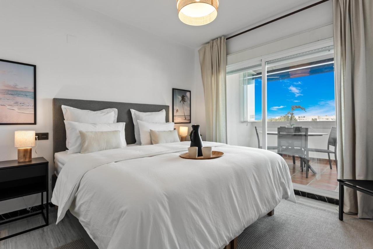 Modern Apartment - 2 Bedrooms, Beachside - Puerto Banus Marbella Bagian luar foto