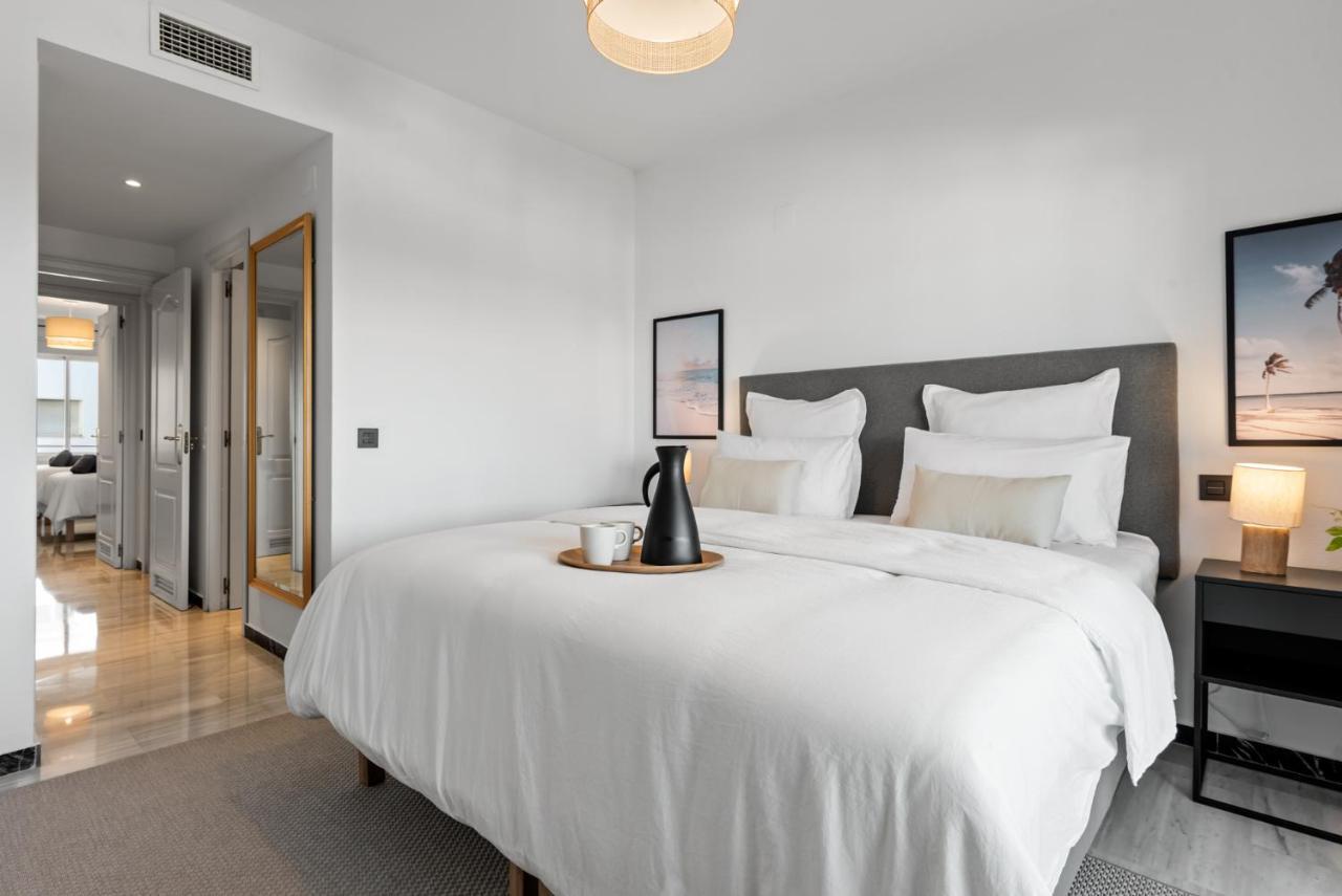 Modern Apartment - 2 Bedrooms, Beachside - Puerto Banus Marbella Bagian luar foto