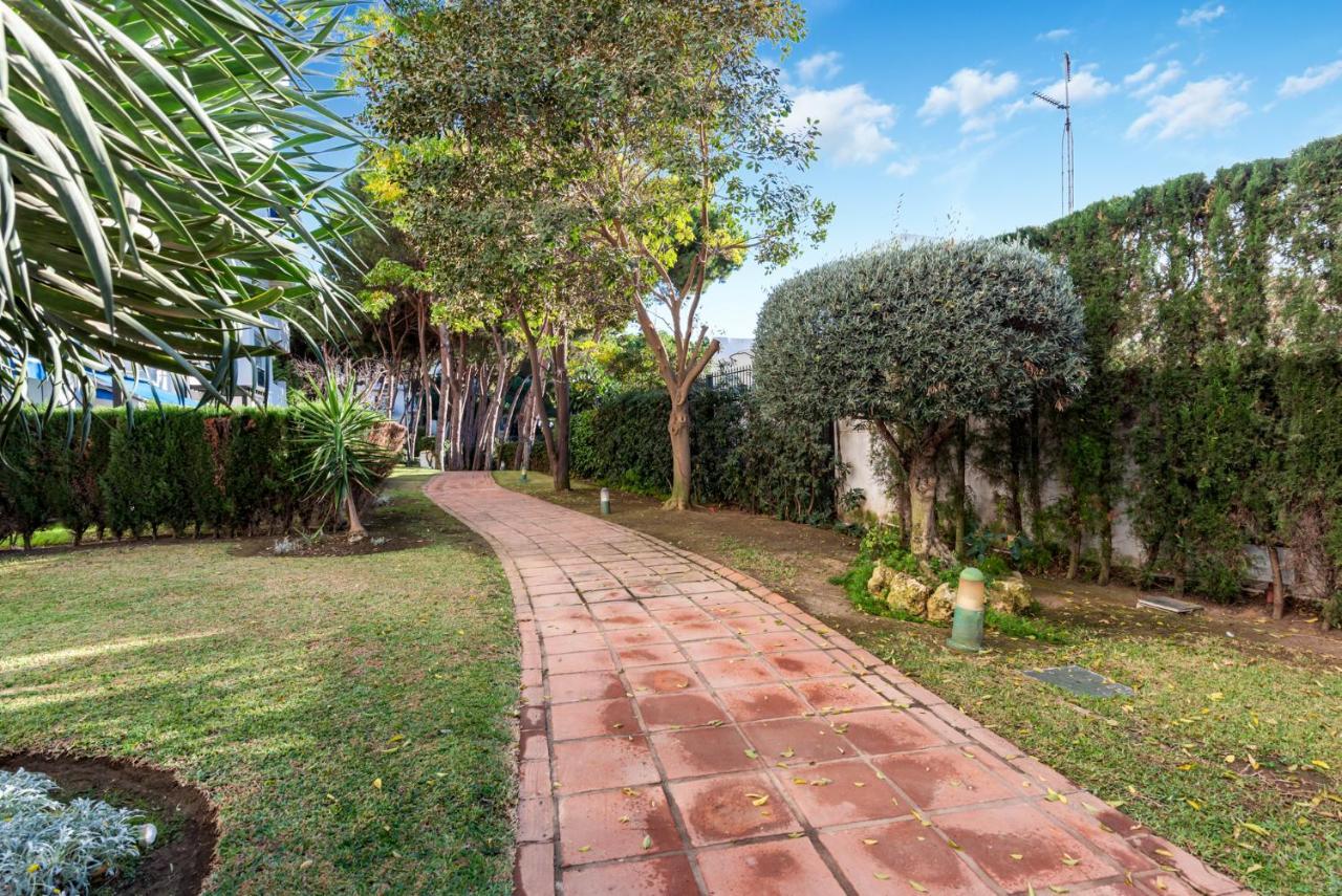 Modern Apartment - 2 Bedrooms, Beachside - Puerto Banus Marbella Bagian luar foto