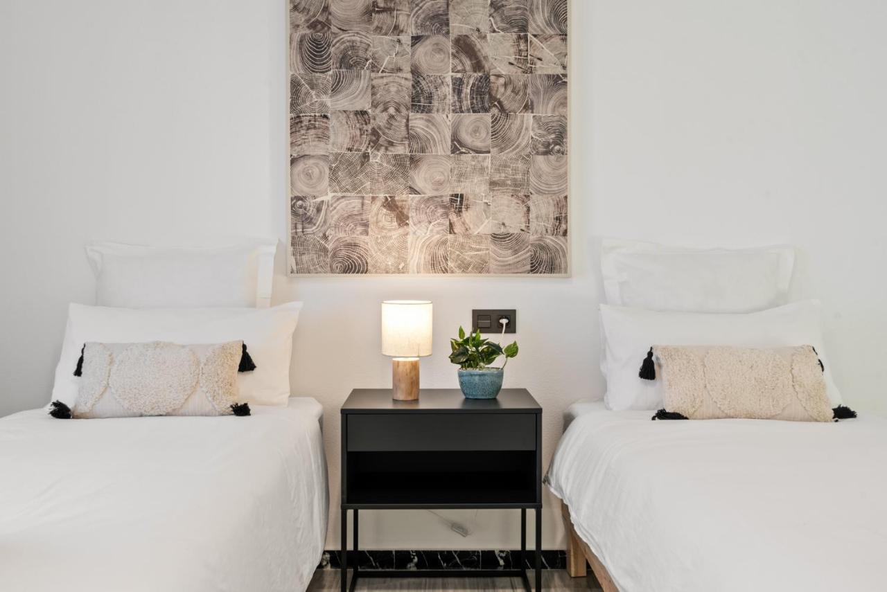 Modern Apartment - 2 Bedrooms, Beachside - Puerto Banus Marbella Bagian luar foto