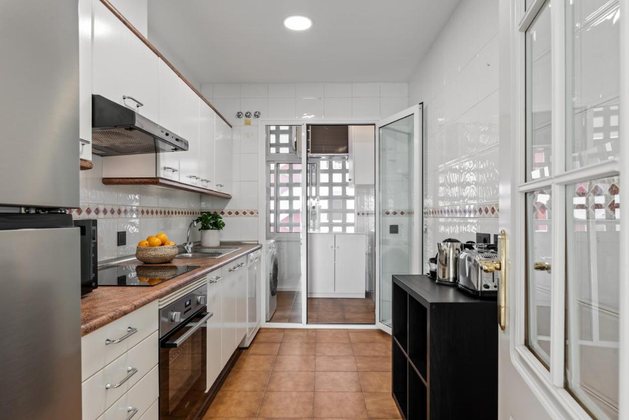 Modern Apartment - 2 Bedrooms, Beachside - Puerto Banus Marbella Bagian luar foto