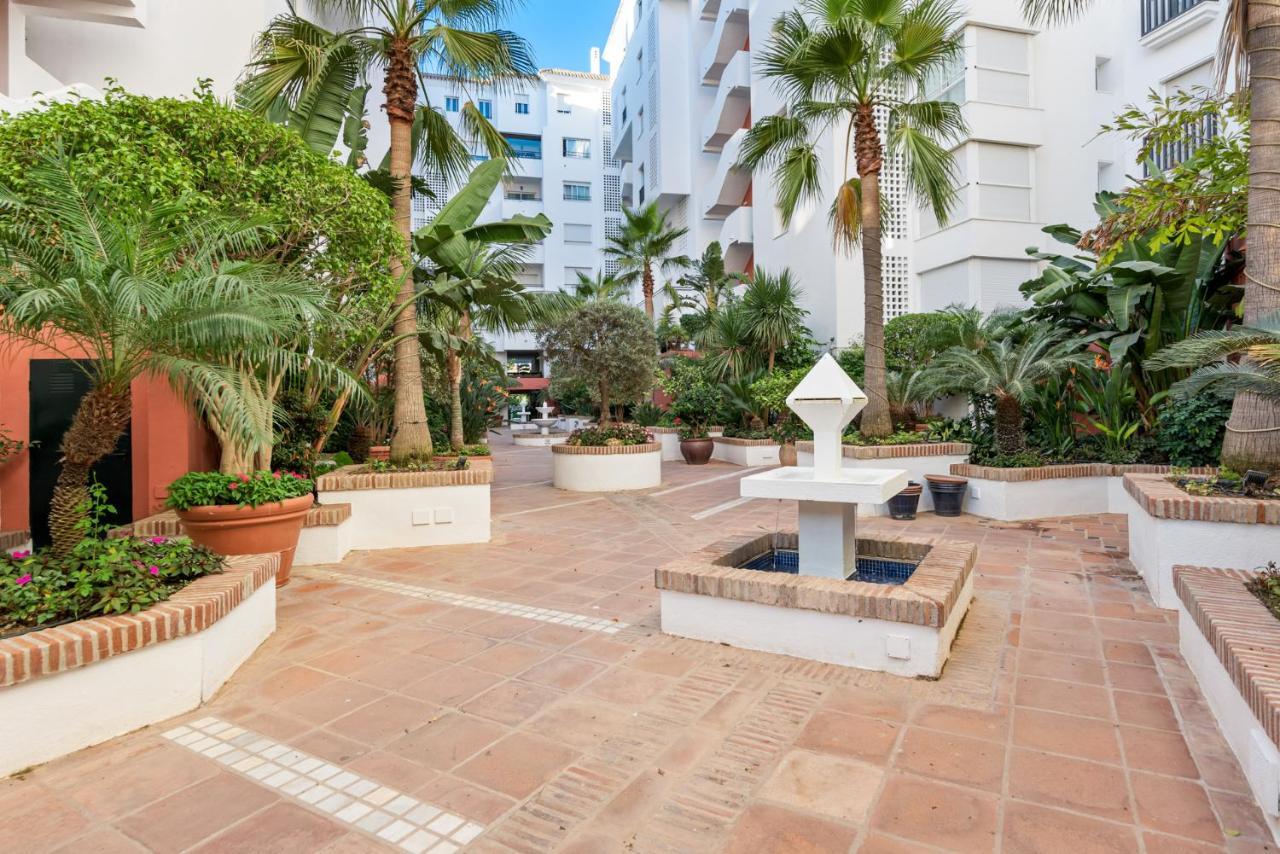 Modern Apartment - 2 Bedrooms, Beachside - Puerto Banus Marbella Bagian luar foto