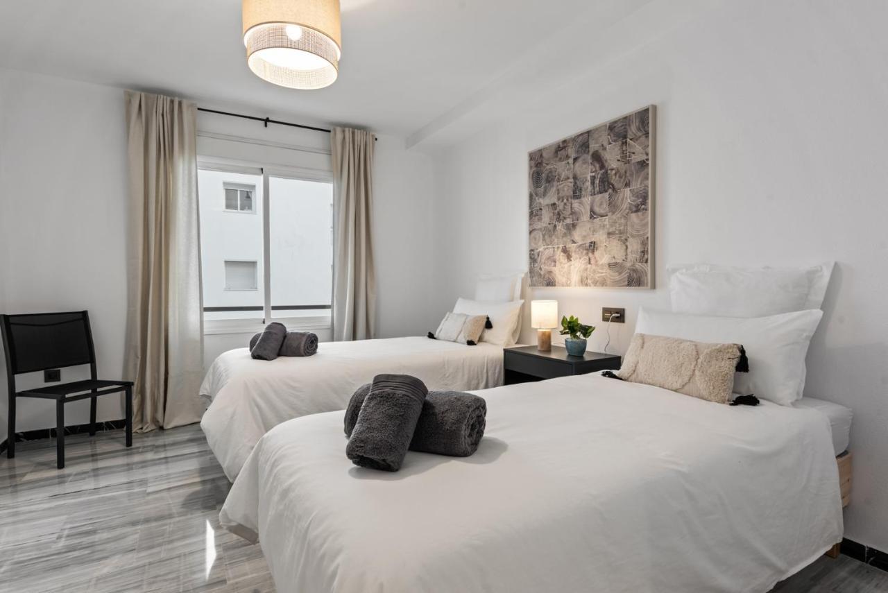 Modern Apartment - 2 Bedrooms, Beachside - Puerto Banus Marbella Bagian luar foto
