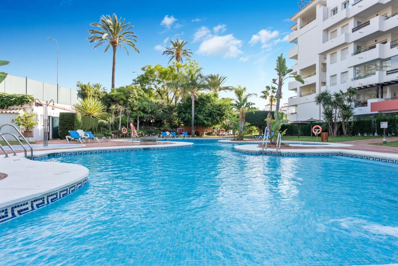 Modern Apartment - 2 Bedrooms, Beachside - Puerto Banus Marbella Bagian luar foto