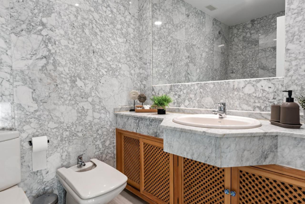 Modern Apartment - 2 Bedrooms, Beachside - Puerto Banus Marbella Bagian luar foto