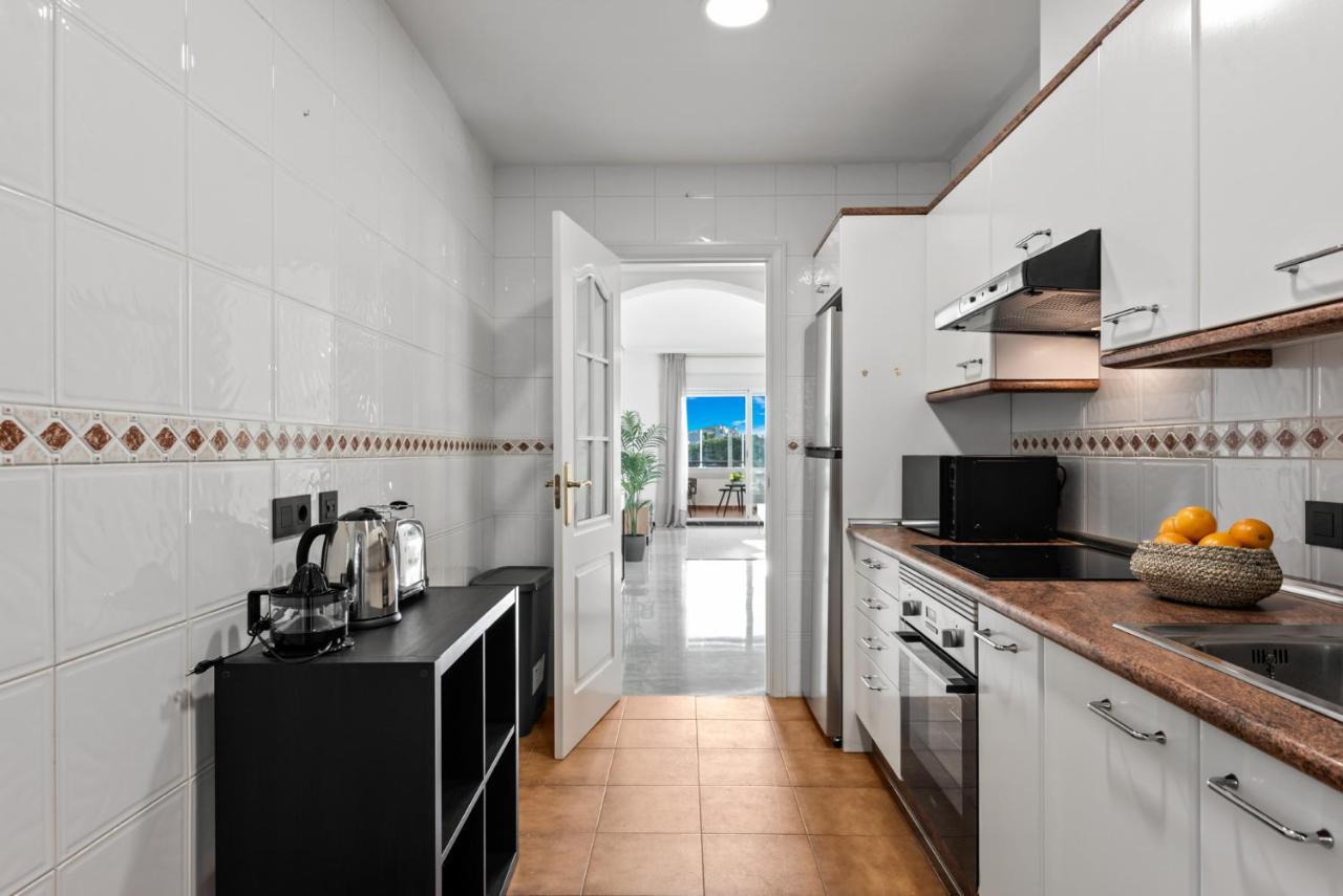Modern Apartment - 2 Bedrooms, Beachside - Puerto Banus Marbella Bagian luar foto