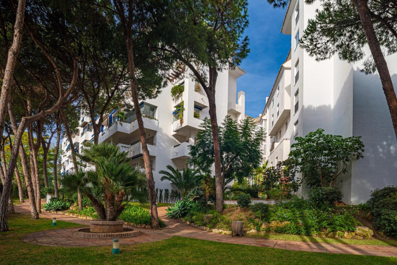 Modern Apartment - 2 Bedrooms, Beachside - Puerto Banus Marbella Bagian luar foto
