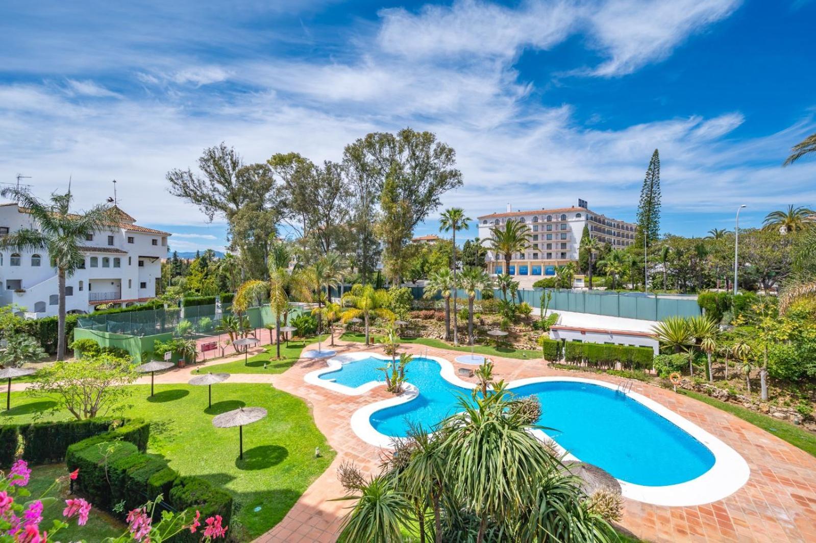 Modern Apartment - 2 Bedrooms, Beachside - Puerto Banus Marbella Bagian luar foto