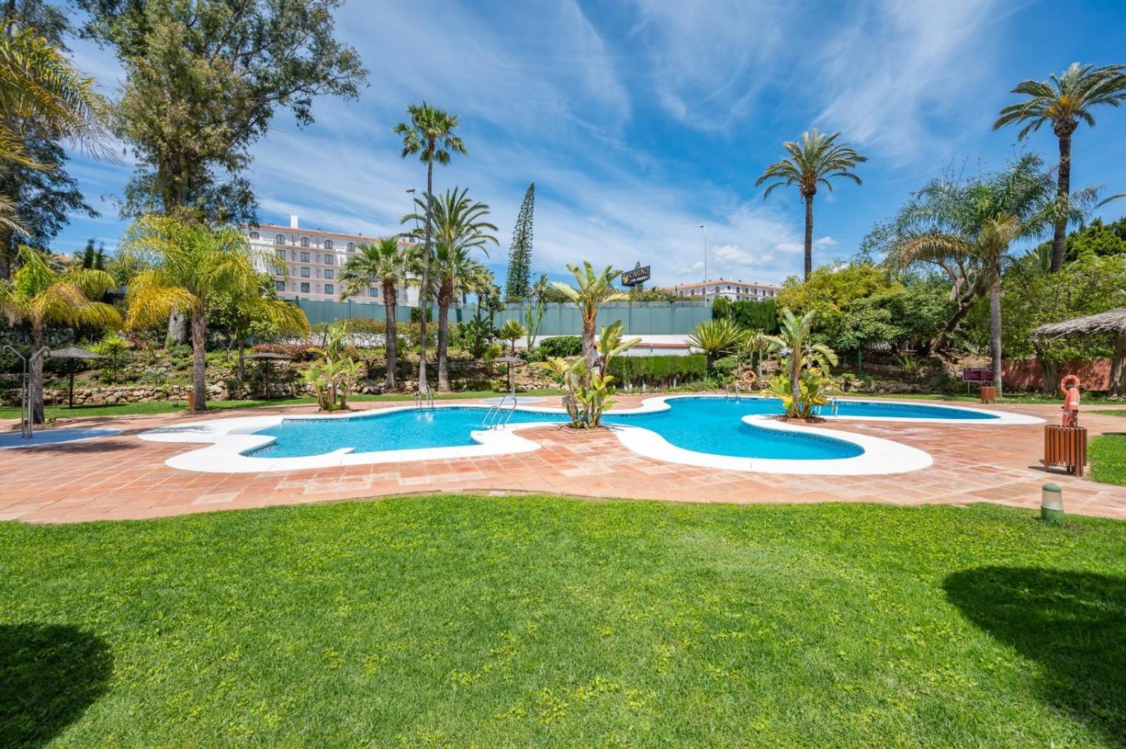Modern Apartment - 2 Bedrooms, Beachside - Puerto Banus Marbella Bagian luar foto